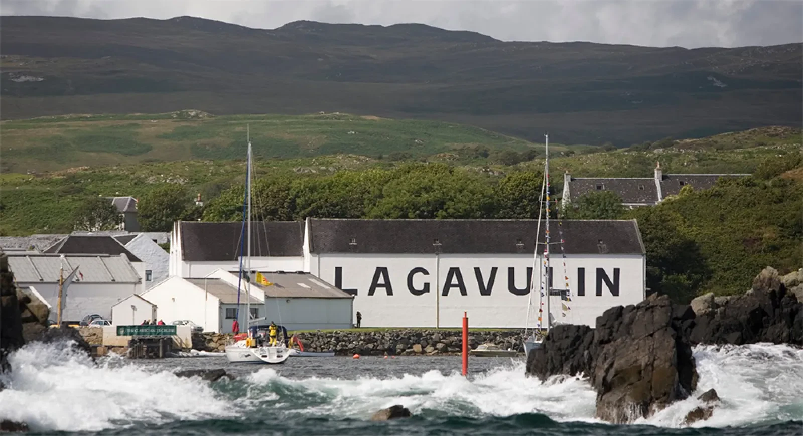 Une distillerie de whisky en Écosse, l'un des lieux évoqués dans l'article